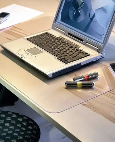 Realizace Měkké sklo na kancelářském stole